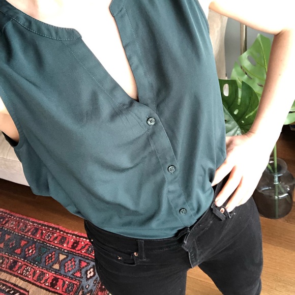 Banana Republic forest green sleeveless top with buttons - Picture 4 of 4